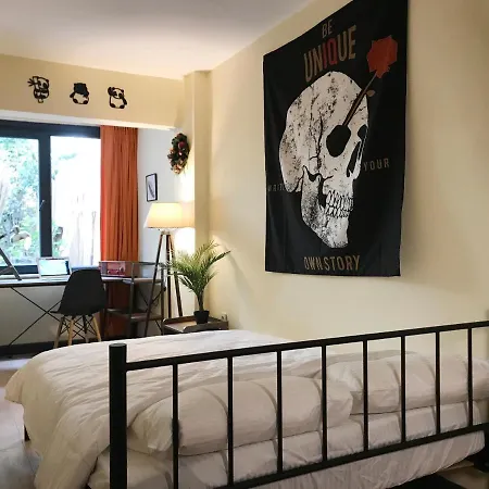 Apartament Local Artist's 2 Bedroom Flat W/ Backyard Garden