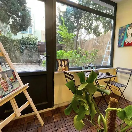 Apartament Local Artist's 2 Bedroom Flat W/ Backyard Garden Stambuł