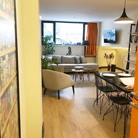Local Artist's 2 Bedroom Flat W/ Backyard Garden * Stambuł