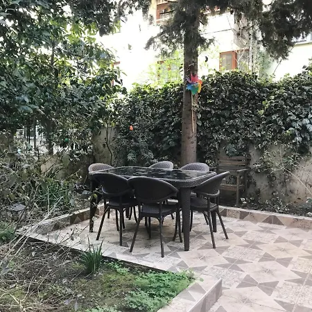 Local Artist's 2 Bedroom Flat W/ Backyard Garden Apartament