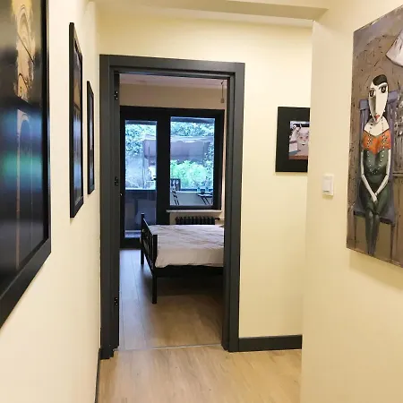 Local Artist's 2 Bedroom Flat W/ Backyard Garden * Istanboel