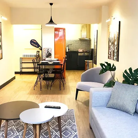 Local Artist's 2 Bedroom Flat W/ Backyard Garden *