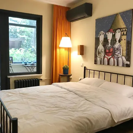 Local Artist's 2 Bedroom Flat W/ Backyard Garden *