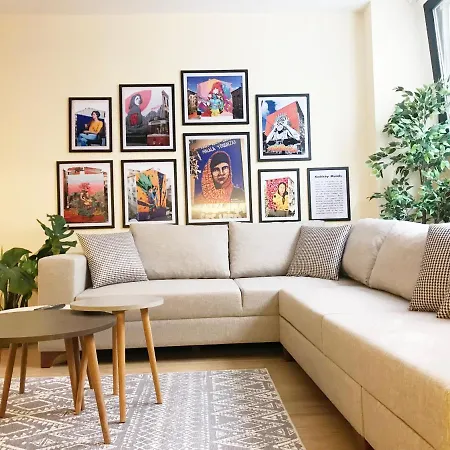 Local Artist's 2 Bedroom Flat W/ Backyard Garden * Estambul