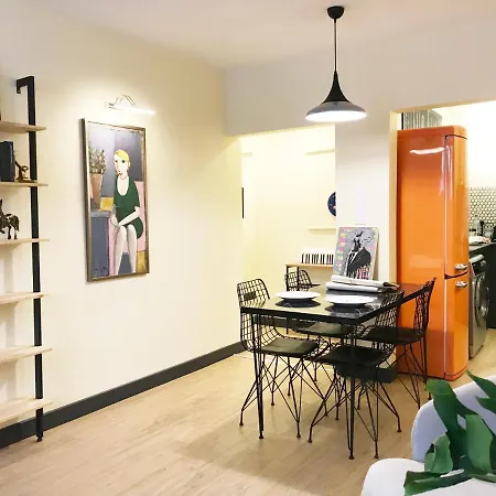 Local Artist's 2 Bedroom Flat W/ Backyard Garden