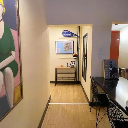 Local Artist's 2 Bedroom Flat W/ Backyard Garden * Estambul