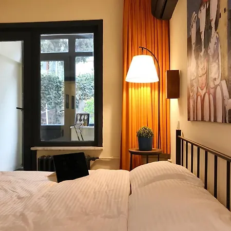 Apartamento Local Artist's 2 Bedroom Flat W/ Backyard Garden Estambul